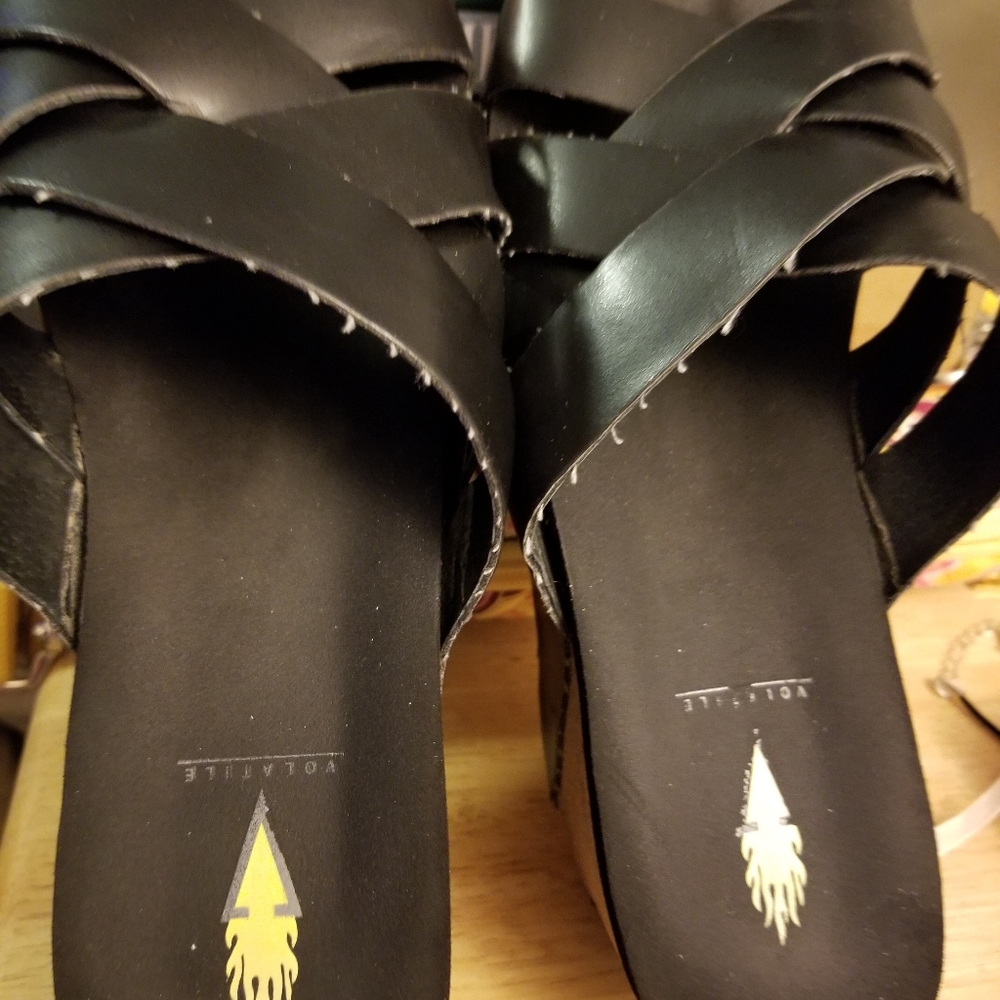 Black wedge volatile shoes